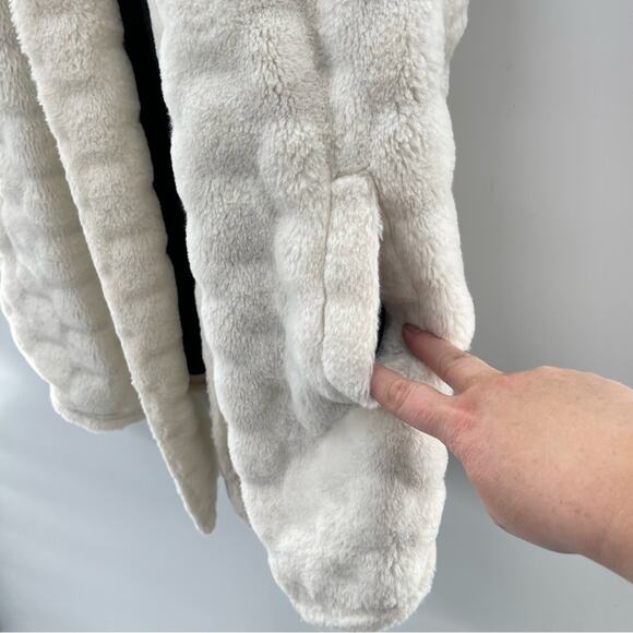 Lucy Woman's White Faux Fur Vest Size Medium Preppy Mob Wife Old Money - Picture 8 of 8